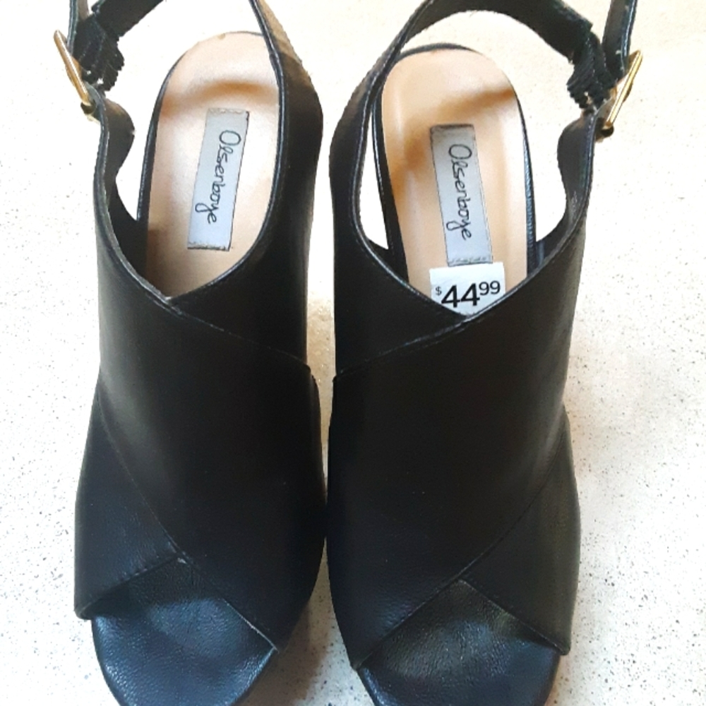 Black wedge heels